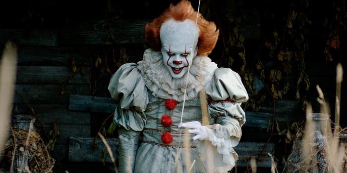 Film és Sorozat - Bill Skarsgårdnak remekül áll a bohócszerkó a Welcome to Derry új előzetesében is